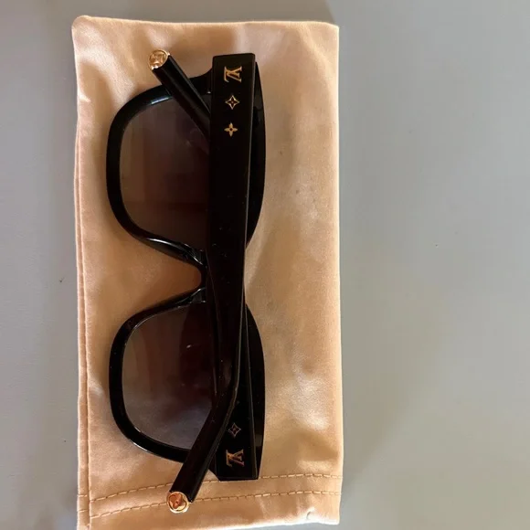 Louis Vuitton Elegant Black Sunglasses - Picture 2 of 4